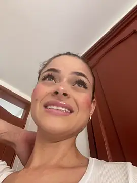 HannaRhodes online show from May 4, 4:21 pm
