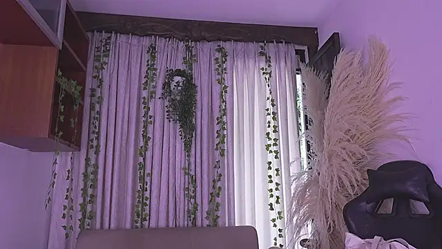 HannaRhodes online show from March 28, 2:40 pm