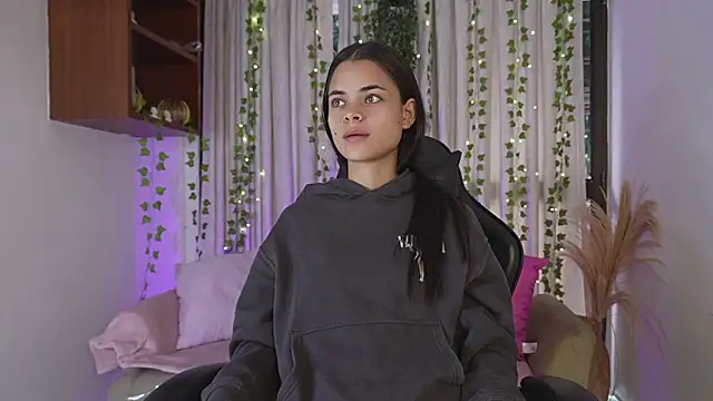 HannaRhodes online show from December 1, 12:50 pm