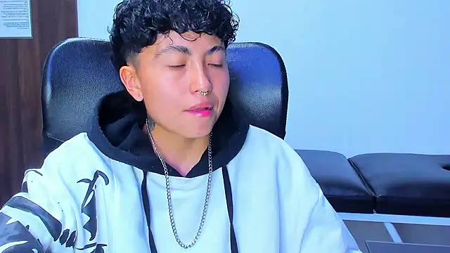 Snapshot of Im_Mathias chatting on February 27, 2:12 am Im Mathias online show from February 27, 2:12 am