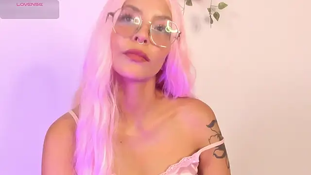 Snapshot of Luna-Chann chatting on June 3, 9:41 pm Luna-Chann online show from June 3, 9:41 pm