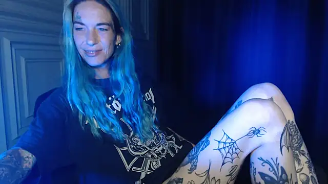 Snapshot of RavenryderUK chatting on June 3, 9:08 pm RavenryderUK online show from June 3, 9:08 pm