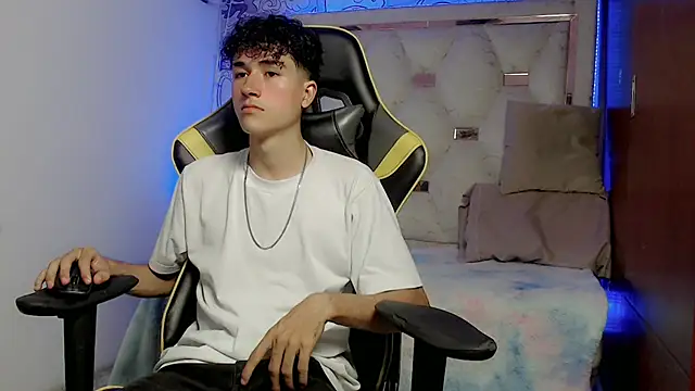 Snapshot of johnny_cagee chatting on November 9, 5:00 am johnny cagee online show from November 9, 5:00 am