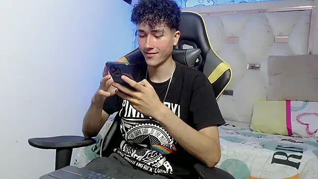 Snapshot of johnny_cagee chatting on November 14, 4:05 am johnny cagee online show from November 14, 4:05 am