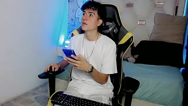 Snapshot of johnny_cagee chatting on December 14, 3:57 am johnny cagee online show from December 14, 3:57 am