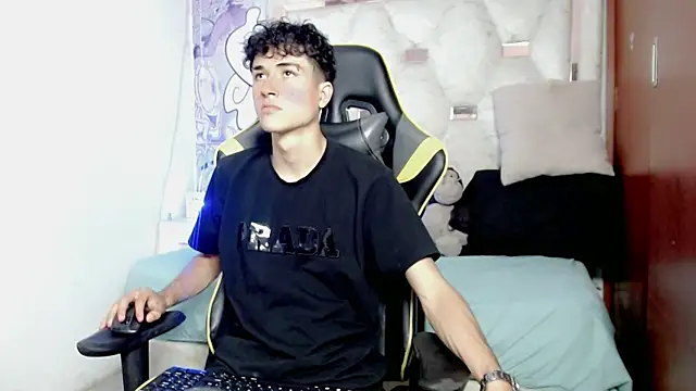 Snapshot of johnny_cagee chatting on January 6, 4:05 am johnny cagee online show from January 6, 4:05 am