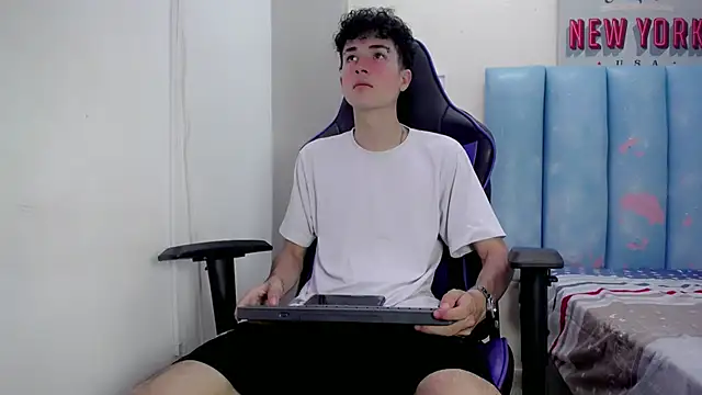 Snapshot of johnny_cagee chatting on December 15, 9:20 pm johnny cagee online show from December 15, 9:20 pm