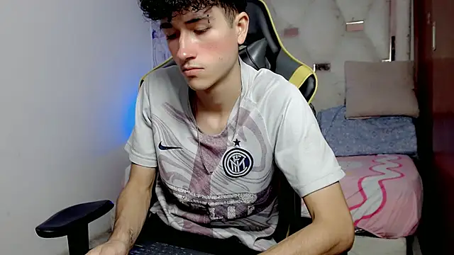 Snapshot of johnny_cagee chatting on January 16, 3:32 am johnny cagee online show from January 16, 3:32 am