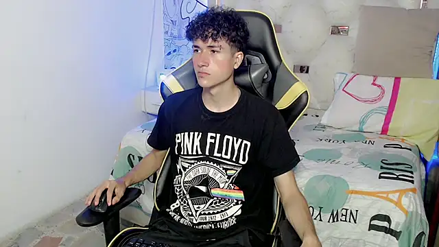 Snapshot of johnny_cagee chatting on November 19, 4:34 am johnny cagee online show from November 19, 4:34 am