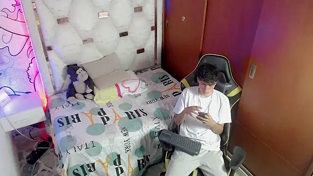 Snapshot of johnny_cagee chatting on November 15, 3:54 am johnny cagee online show from November 15, 3:54 am