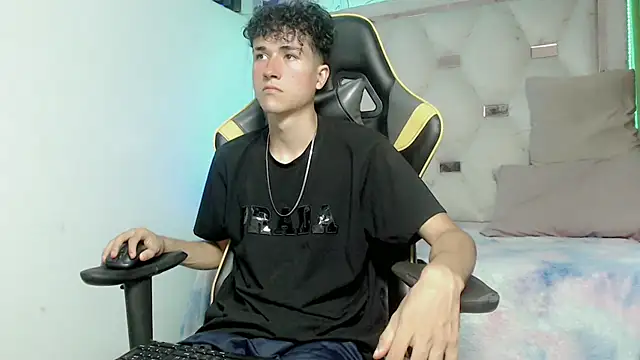 Snapshot of johnny_cagee chatting on November 12, 5:00 am johnny cagee online show from November 12, 5:00 am