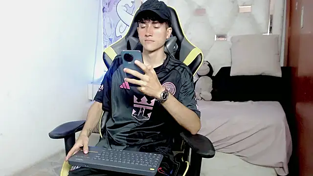 Snapshot of johnny_cagee chatting on January 13, 3:32 am johnny cagee online show from January 13, 3:32 am