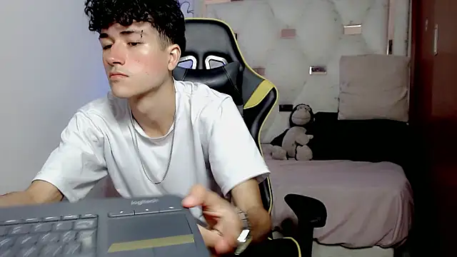 Snapshot of johnny_cagee chatting on January 9, 4:19 am johnny cagee online show from January 9, 4:19 am