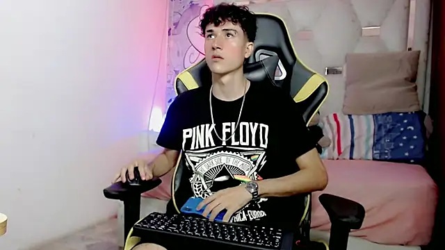 Snapshot of johnny_cagee chatting on December 19, 4:49 am johnny cagee online show from December 19, 4:49 am