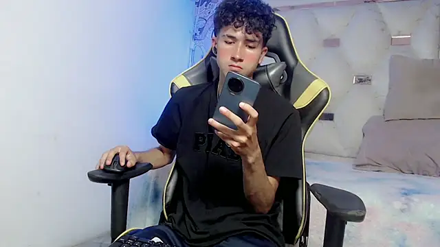 Snapshot of johnny_cagee chatting on November 11, 4:07 am johnny cagee online show from November 11, 4:07 am