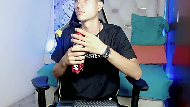 Snapshot of johnny_cagee chatting on December 5, 4:33 am johnny cagee online show from December 5, 4:33 am