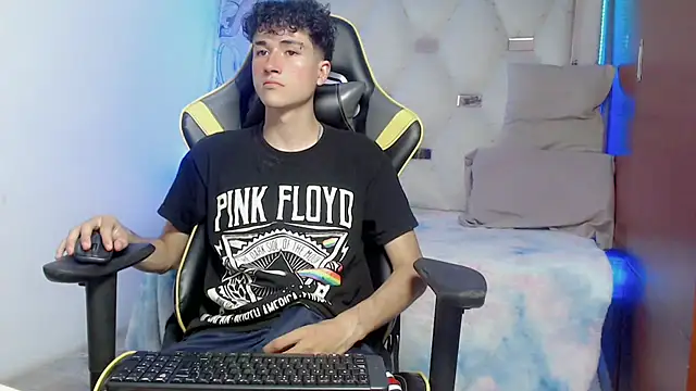 Snapshot of johnny_cagee chatting on November 10, 6:07 am johnny cagee online show from November 10, 6:07 am