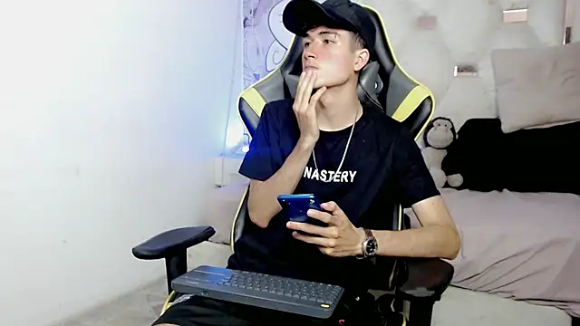 Snapshot of johnny_cagee chatting on January 12, 3:24 am johnny cagee online show from January 12, 3:24 am