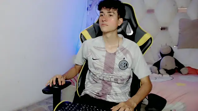 Snapshot of johnny_cagee chatting on November 28, 6:46 am johnny cagee online show from November 28, 6:46 am