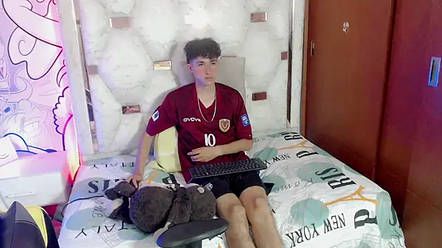 Snapshot of johnny_cagee chatting on November 16, 4:17 am johnny cagee online show from November 16, 4:17 am