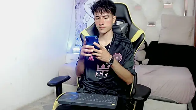 Snapshot of johnny_cagee chatting on January 7, 4:06 am johnny cagee online show from January 7, 4:06 am