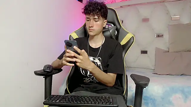 Snapshot of johnny_cagee chatting on November 13, 4:05 am johnny cagee online show from November 13, 4:05 am