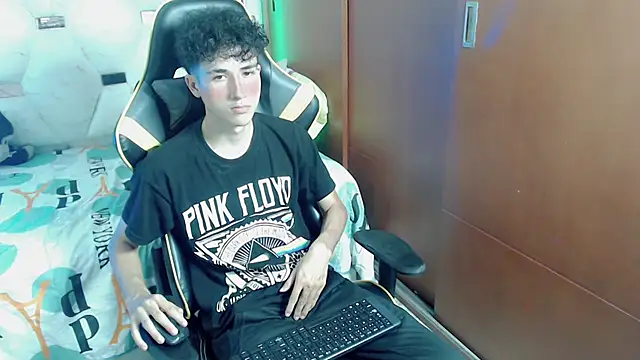 Snapshot of johnny_cagee chatting on November 18, 3:32 am johnny cagee online show from November 18, 3:32 am