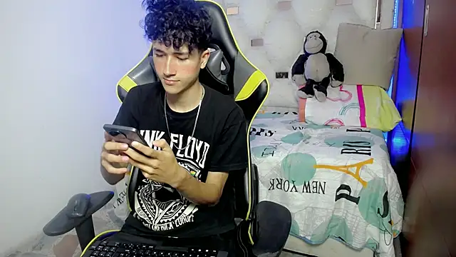 Snapshot of johnny_cagee chatting on November 22, 3:38 am johnny cagee online show from November 22, 3:38 am