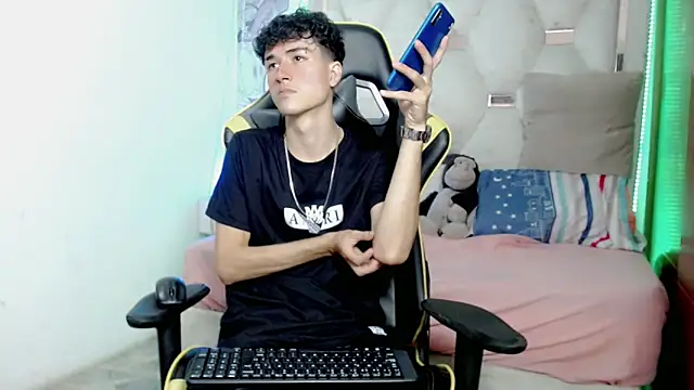 Snapshot of johnny_cagee chatting on December 18, 3:33 am johnny cagee online show from December 18, 3:33 am