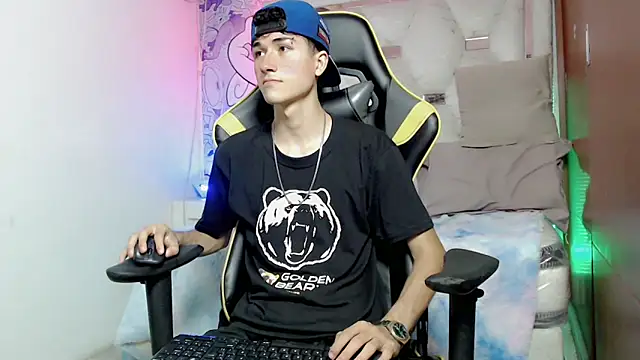 Snapshot of johnny_cagee chatting on October 31, 3:47 am johnny cagee online show from October 31, 3:47 am