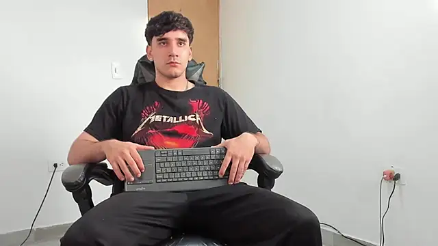 leo030809 online show from May 19, 10:17 pm