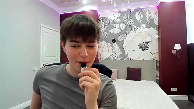 EmiliaYours online show from March 1, 2:06 pm