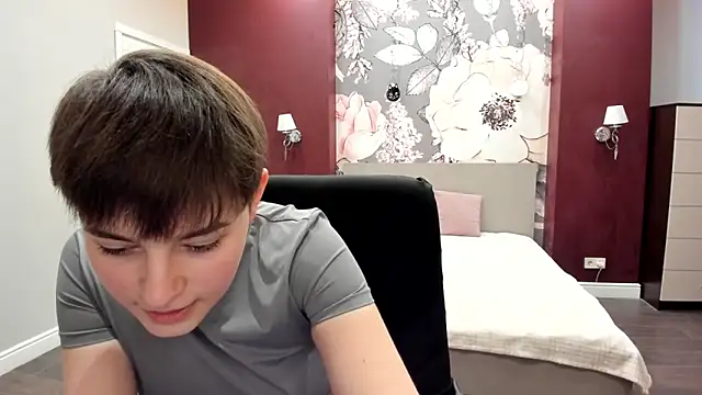 EmiliaYours online show from February 6, 2:35 pm