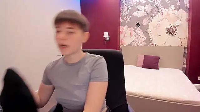 Snapshot of EmiliaYours chatting on October 7, 1:45 pm EmiliaYours online show from October 7, 1:45 pm