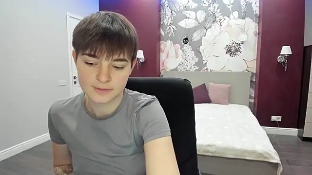 EmiliaYours online show from December 19, 3:25 pm