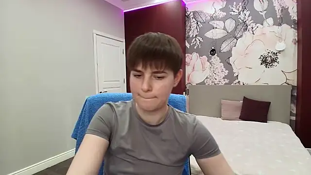 EmiliaYours online show from March 29, 2:08 pm