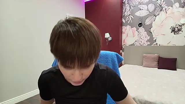 EmiliaYours online show from March 30, 2:18 pm