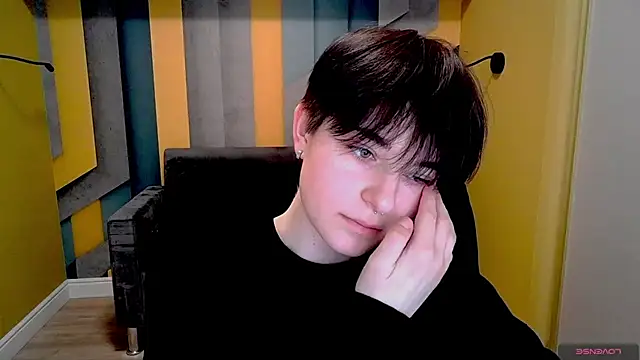 Snapshot of EmiliaYours chatting on February 17, 1:33 pm EmiliaYours online show from February 17, 1:33 pm