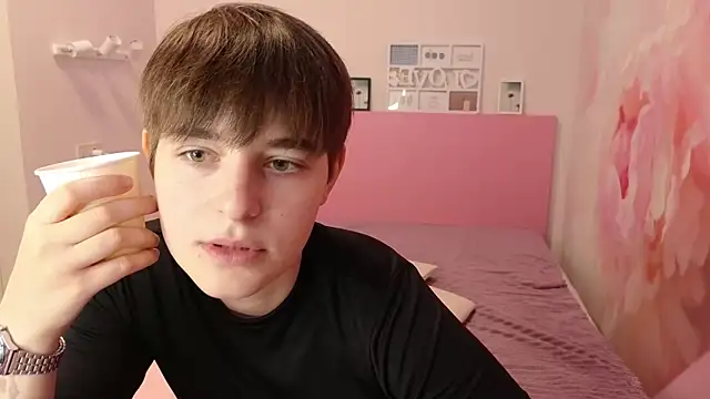 Snapshot of EmiliaYours chatting on September 20, 2:33 pm EmiliaYours online show from September 20, 2:33 pm