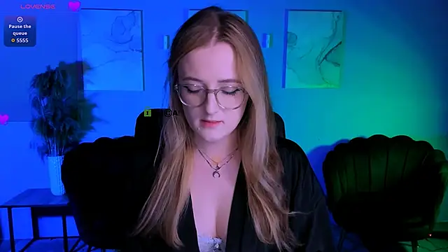 luna berryy online show from March 10, 8:02 pm