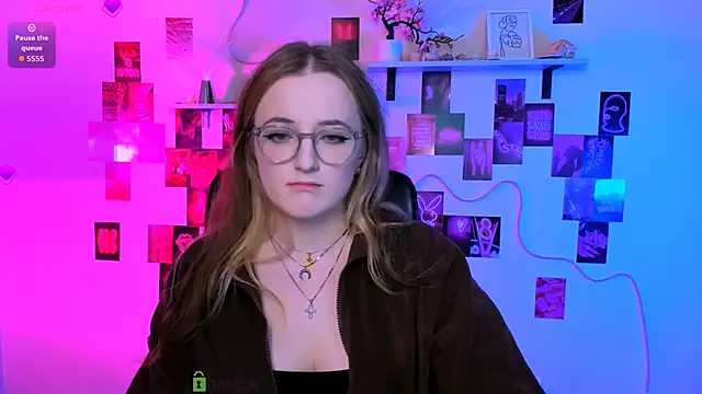 luna berryy online show from April 14, 8:14 pm