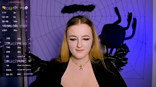 luna berryy online show from October 20, 7:14 pm