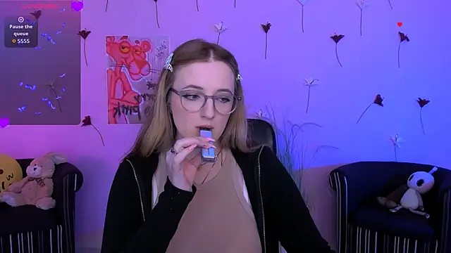 luna berryy online show from May 2, 8:14 pm