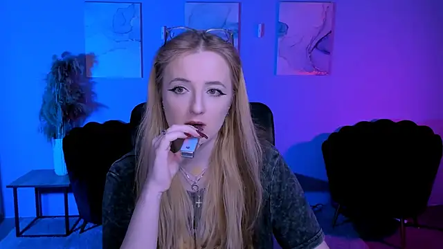 luna berryy online show from March 24, 8:20 pm