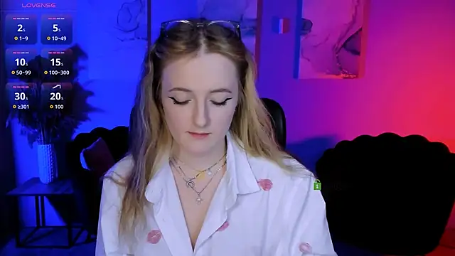 luna berryy online show from April 8, 8:21 pm