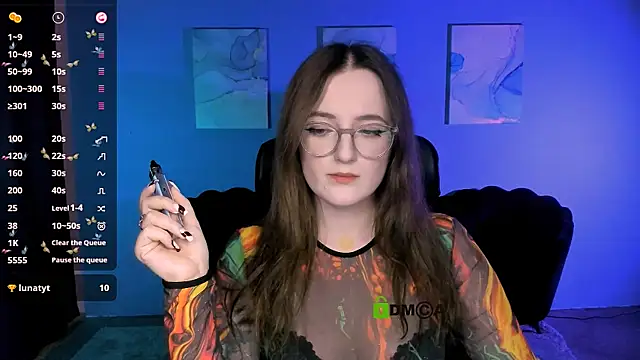 luna berryy online show from November 9, 8:24 pm