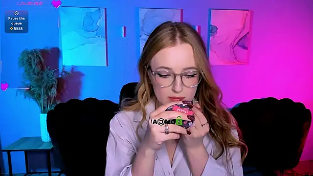 luna berryy online show from March 4, 8:27 pm