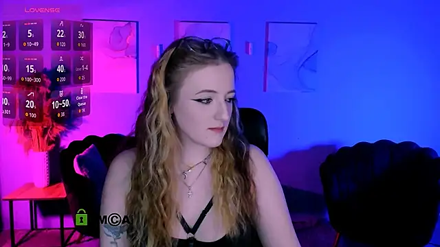 luna berryy online show from April 7, 7:26 pm