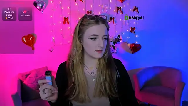 luna berryy online show from April 3, 7:20 pm