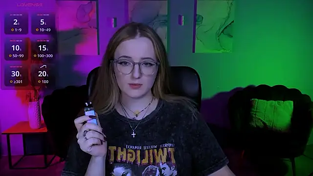 luna berryy online show from March 31, 7:27 pm